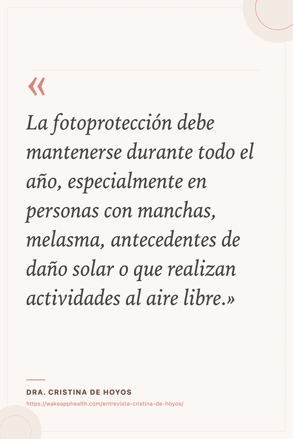 Tarjeta de la cita de la Dra. Cristina de Hoyos: «La fotoprotección debe mantenerse durante todo el año, especialmente en personas con manchas, melasma, antecedentes de daño solar o que realizan actividades al aire libre.», con su nombre y la dirección de la entrevista al pie